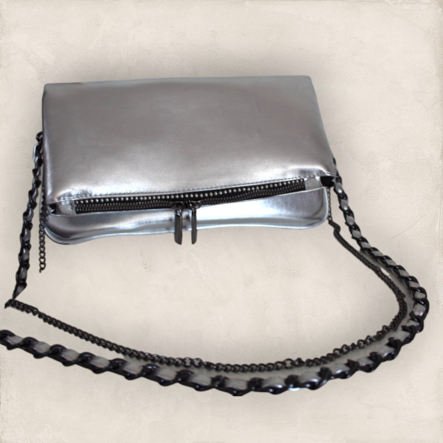 Bolsa Aruma Plateado Cadena Negra