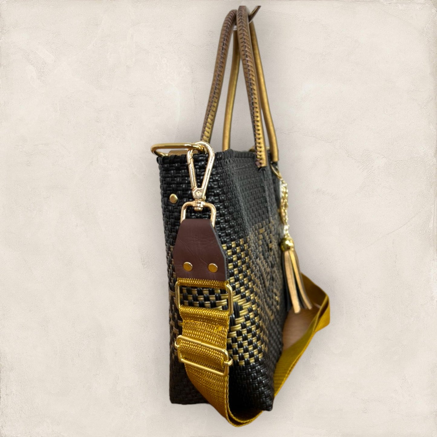 Bolsa Tonalli Negra con Dorado