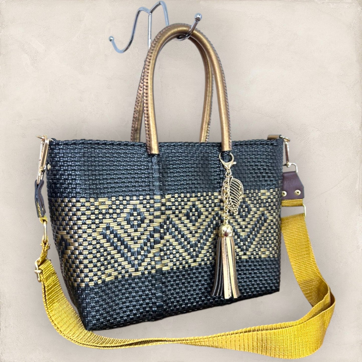 Bolsa Tonalli Negra con Dorado
